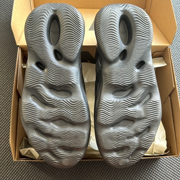 NWT - YEEZY FOAM RNR - Kids Sz 3. Can fit Women’s 6 - Picture 4 of 7